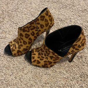BCBG MaxAzria sexy leopard print peep toe heels SZ 6